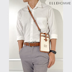 ELLE HOMME กระเป๋าใส่โทรศัพท์ผ้าแคนวาส สไตล์ Casual สะพายข้าง/คล้องลำตัว สีน้ำตาล W8H006