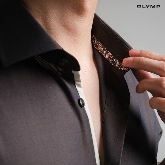 OLYMP LUXOR Shirt เสื้อเชิ้ตผู้ชายแขนสั้น สีน้ำตาลผ้าเรียบ ทรงหลวม ใส่สบาย รีดง่าย AUTU24