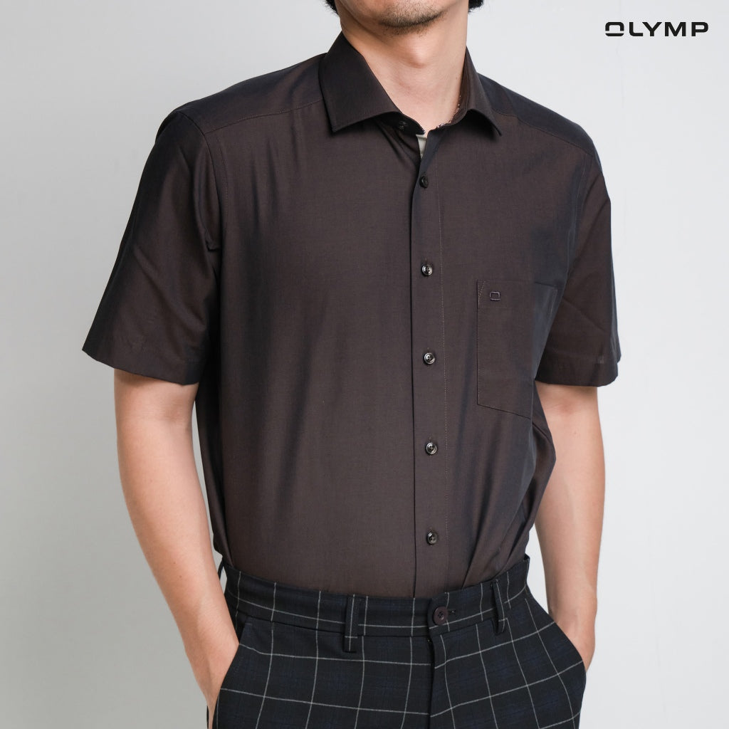 OLYMP LUXOR Shirt เสื้อเชิ้ตผู้ชายแขนสั้น สีน้ำตาลผ้าเรียบ ทรงหลวม ใส่สบาย รีดง่าย AUTU24